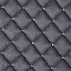Texture dettagliata del tessuto trapuntato grigio con cuciture fini e motivo a rombi