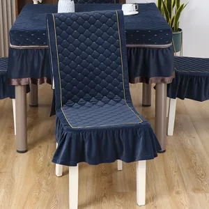 Dettaglio set coprisedia trapuntato blu navy con bordino dorato e balza a pieghe