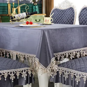 Vue détaillée nappe en velours gris avec bordure en dentelle et housses de chaise