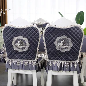 Détail d'une housse de chaise européenne en velours avec broderie cygne