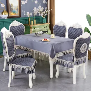 Ensemble nappe et housses de chaise en velours gris avec bordures en dentelle.