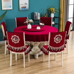 Tovaglia rotonda in velluto rosso e coprisedie con eleganti ricami di cigni decorati