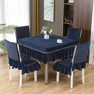 Dettaglio dell'elegante set copritavolo e coprisedie in velluto blu scuro trapuntato spesso