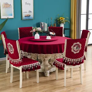 Lussuosa tovaglia rotonda in velluto rosso con coprisedie ricamati coordinati in sala