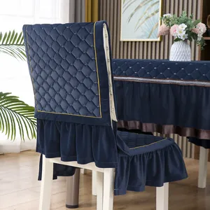 Primo piano del coprisedia blu navy ispessito con motivo trapuntato e volant eleganti