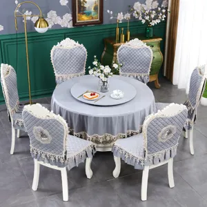 Housses de chaise matelassées grises de style européen et nappe en dentelle assortie.