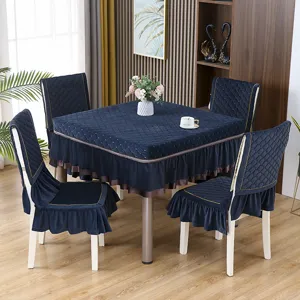 Dettaglio del set copritavolo e coprisedia trapuntati blu con eleganti volant decorativi.