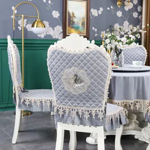 Vue détaillée d'une housse de chaise matelassée grise avec dentelle et broderie cygne