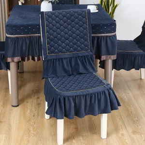 Dettaglio delle fodere per sedie trapuntate blu con profili dorati ed eleganti ruches.