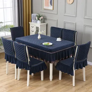 Dettaglio della tovaglia trapuntata blu navy e del set di coprisedie con volant