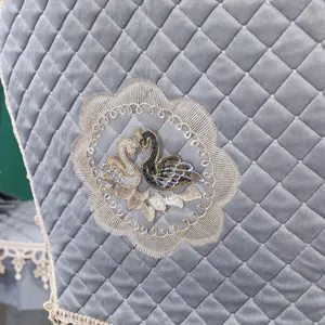 Vue détaillée de la housse de chaise en velours gris avec broderie élégante de cygne