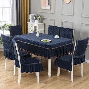 Set completo di tovaglia trapuntata blu scuro e coprisedie coordinati con volant