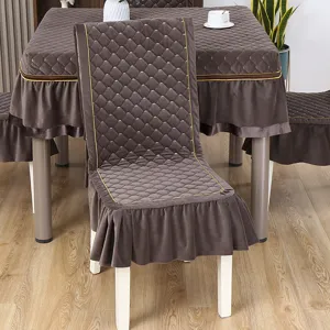 Elegante coprisedia in velluto trapuntato marrone con gonna a balze e tovaglia coordinata