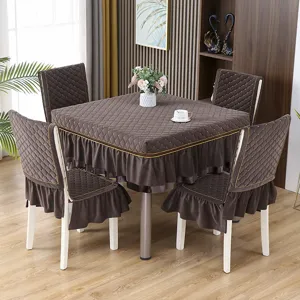 Tovaglia e coprisedie trapuntati color caffè per l'arredamento della sala da pranzo
