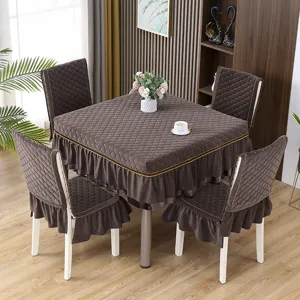 Elegante set copritavolo e fodere per sedie trapuntate con bordi a balze in marrone