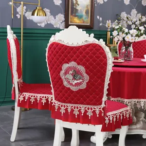 Détail de la housse de chaise européenne rouge de luxe avec broderie de cygne et dentelle.