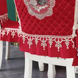 Gros plan du dossier de chaise en velours rouge avec dentelle et motif matelassé