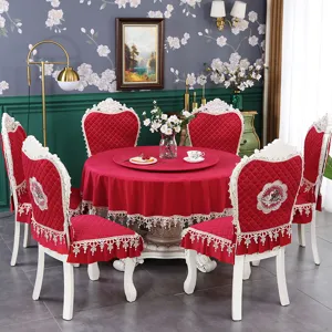 Détail de housses de chaise matelassées rouges et nappe assortie de style européen