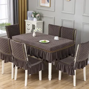 Elegante set di tovaglia e coprisedia in velluto marrone trapuntato con bordi a balze