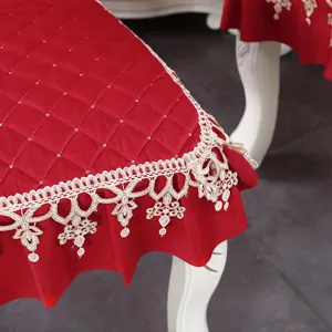Détail d'une housse de chaise matelassée rouge style européen avec bordure en dentelle