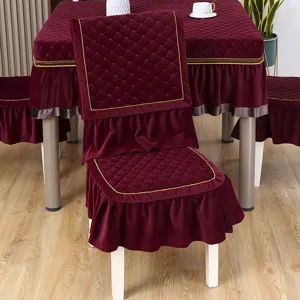 Coprisedia e tovaglia in velluto bordeaux trapuntato con eleganti bordi a balze