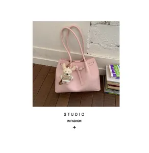 Élégant sac cabas en cuir souple rose avec un joli charme de lapin en tricot