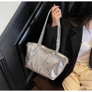 Detailansicht der großen silbernen Metallic-Schultertasche aus weichem Leder.