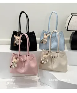 Sacs cabas en cuir souple plissé en quatre couleurs avec breloques lapin mignonnes