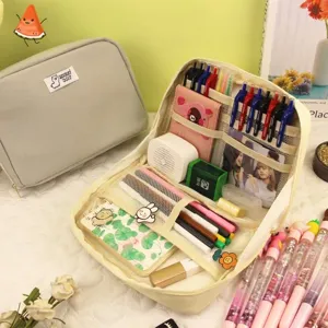 Detailweergave van de crèmekleurige etui met grote capaciteit en schrijfwaren
