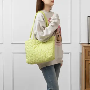 Fashion quilted flower tote bag for women, large capacity shoulder handbag for autumn winter.