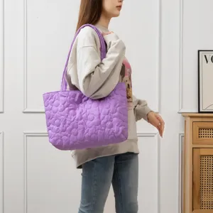 Quilted flower tote bag, large capacity shoulder handbag for women in autumn and winter.