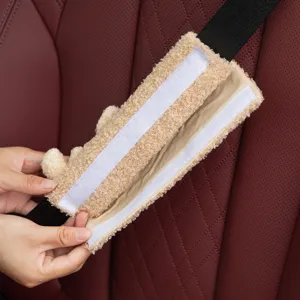 Protector de hombro para cinturón de seguridad de coche de peluche con cierre de velcro