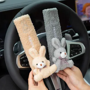Par de lindas almohadillas de felpa para cinturón de seguridad de conejo en beige y gris