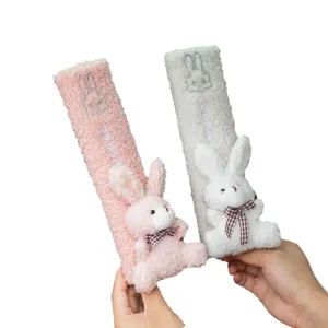Funda de cinturón de seguridad de coche de peluche de conejo para protección de hombros