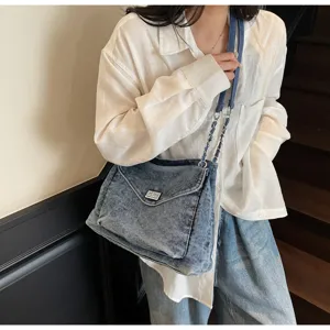 Sac à bandoulière chic en denim lavé avec chaîne en métal et fermoir rotatif