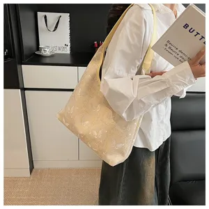 Gros plan d'un sac cabas brodé style néo-chinois avec des motifs de papillons