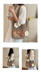 Vistas detalladas de un bolso tote de malla beige con flores grandes usado por una modelo