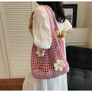 Bolso tote de malla de ganchillo rosa con detalles florales blancos al hombro