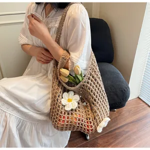 Elegante bolso de malla beige tejido a ganchillo con flores para playa y uso diario