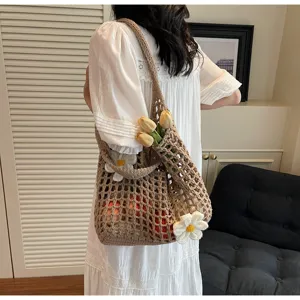Detalle del elegante bolso de malla tejida con flores 3D y tulipanes