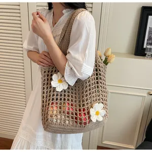 Bolso tote de malla de ganchillo grande con apliques de flores blancas de verano