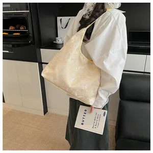 Vue détaillée d'un sac cabas brodé de style nouveau chinois avec des motifs de papillons