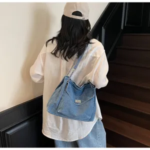 Sac cabas décontracté en denim bleu avec bandoulière chaîne et fermoir pivotant chic