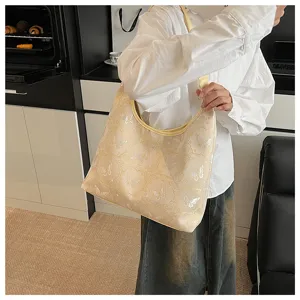 Détail d'un sac cabas de style nouveau chinois avec broderie de papillons en situation