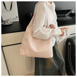 Élégant sac cabas rose style néo-chinois avec broderie papillon dans un décor de style de vie