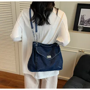 Sac cabas à la mode en denim délavé bleu foncé avec bandoulière chaîne et fermoir