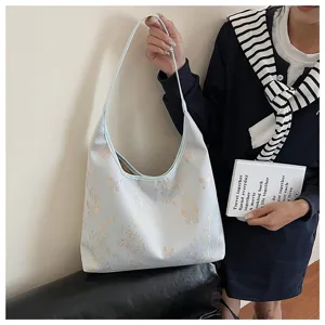 Vue détaillée du sac cabas brodé bleu clair de style chinois avec motifs papillons