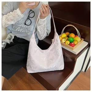Détail d'un sac cabas rose brodé de papillons présenté dans un cadre de vie chic