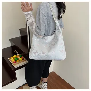 Modèle portant un sac cabas de style nouveau chinois avec broderie papillon rose