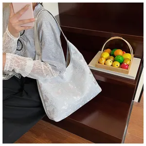 Vue détaillée d'un grand sac cabas avec broderie papillon dans un cadre de vie